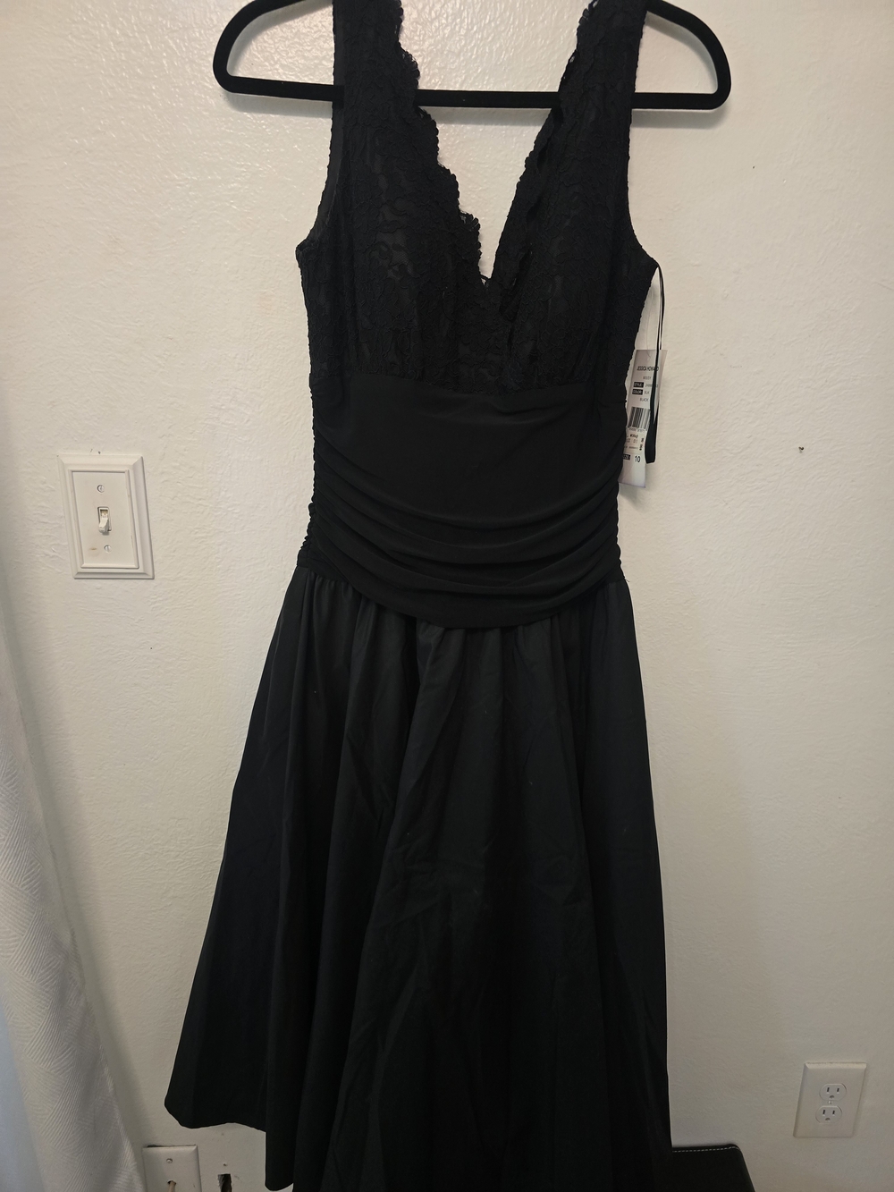 Jessica Howard Black Lace V-Neck Midi Dress